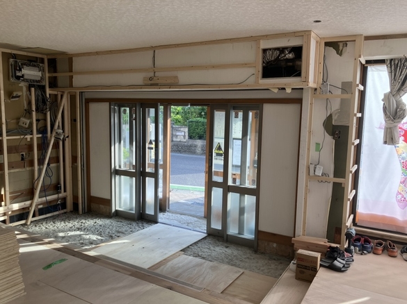 造作中の店内から玄関側を望む