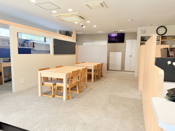 完成した「紬のたけやま」の店内全景（受付カウンターとディスプレイ棚）